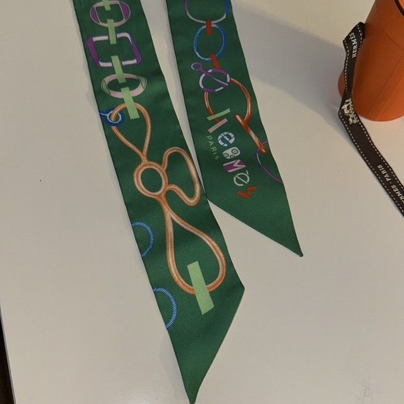 AUTHENTIC HERMÈS EXCELLENT CONDITION used once Green and White Twilly - Picture 10 of 13